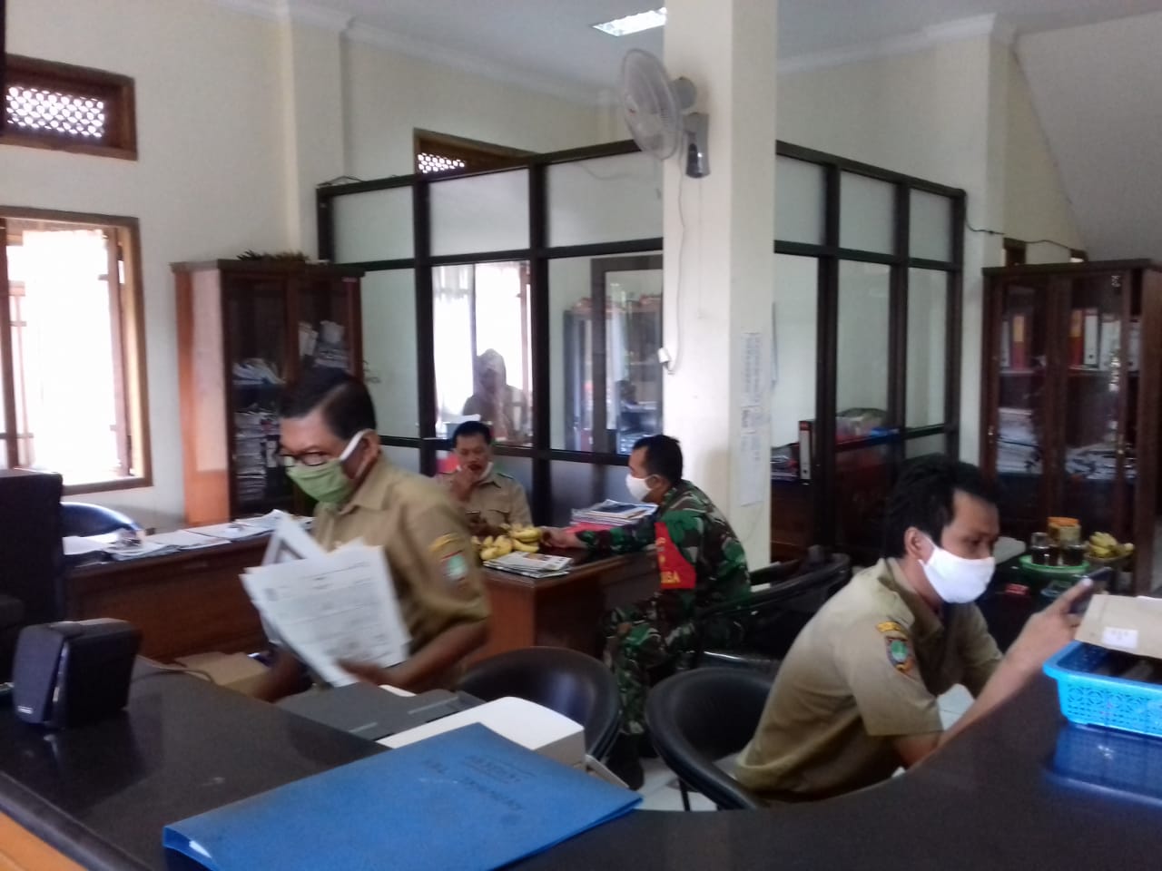 Wujud Nyata Kedekatan Babinsa  Para Staf Kelurahan
