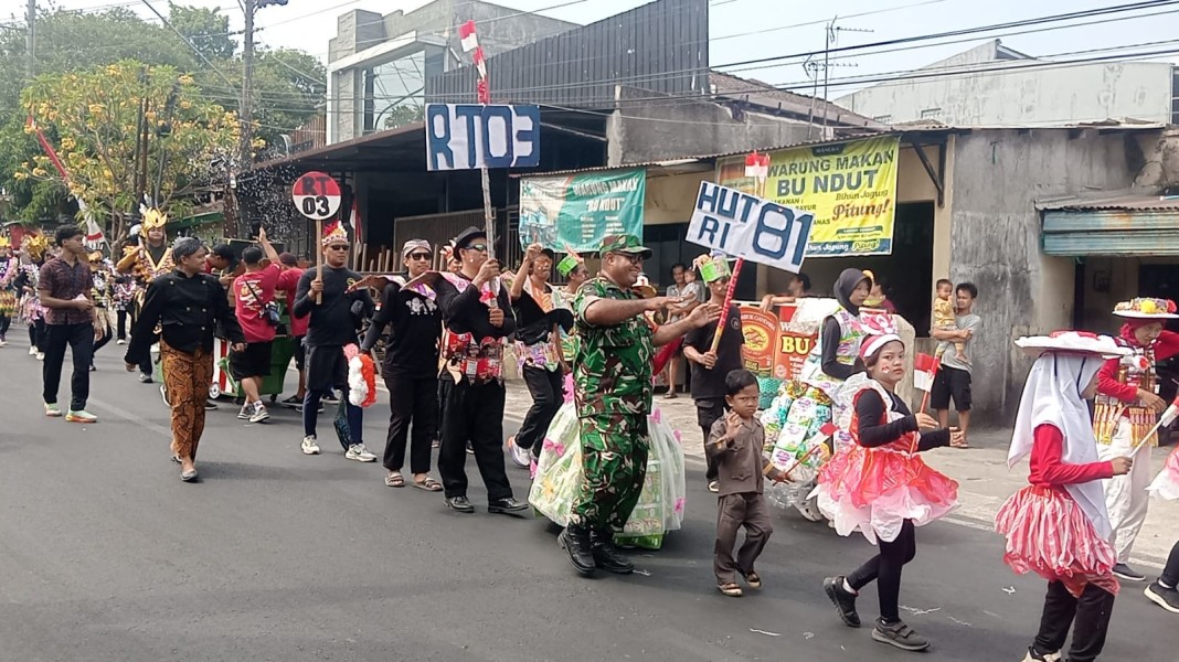 Babinsa Joyotakan Ikut Serta Semarakkan Karnaval HUT Ke-81 Kemerdekaan Republik Indonesia