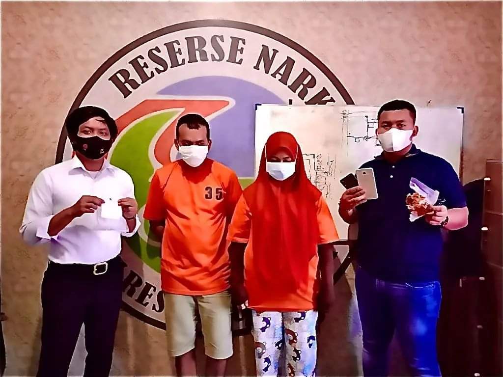 Dua orang tersangka pengedar sabu-sabu ditangkap Personel Sat Narkoba Polres Labuhanbatu.
