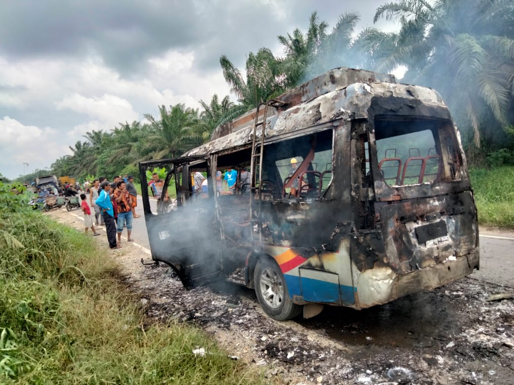 Bus Umum Galan jurusan Medan- Sei Rakyat/Panipahan terbakar di Sei Rakyat