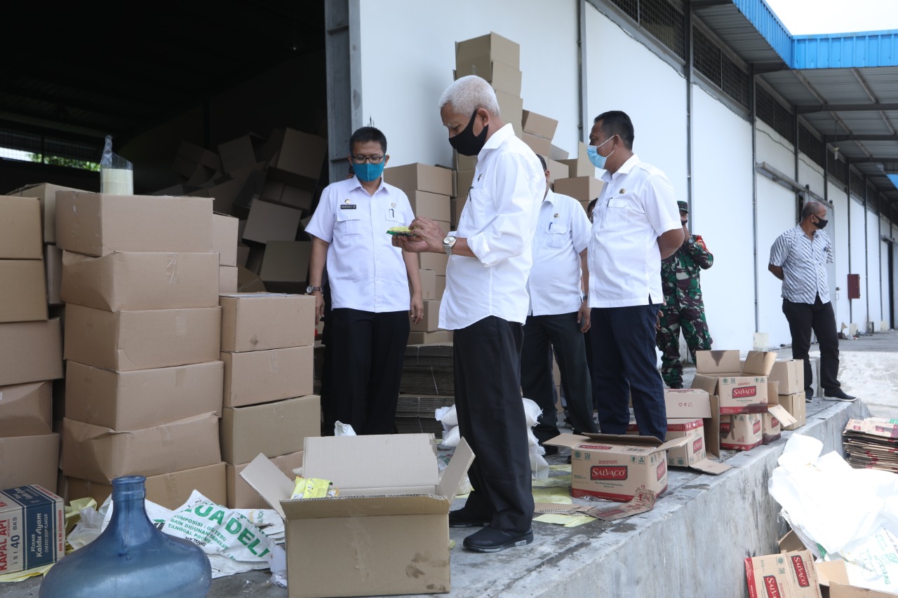 Bupati H. Surya Bsc Tinjau Proses Penyaluran Bantuan Sembako  Di Gudang Cargo Terminal Madya Kisaran