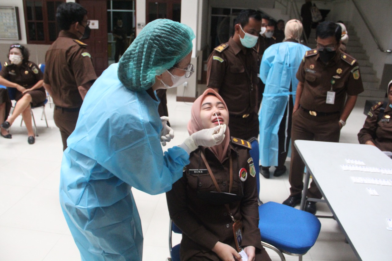 Pasca Vaksin Booster, Kejati Sumut Gelar Swab Antigen untuk Seluruh Pegawai
