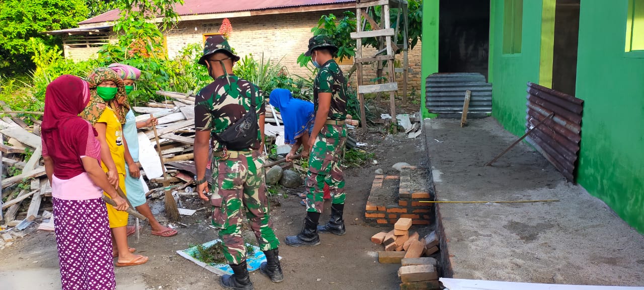 Enggan Berpangku Tangan, Emak-Emak Dusun VIII Ikut Bantu Satgas TMMD