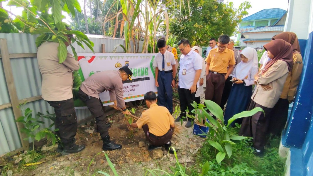 Polsek Dumai Timur Edukasi Bahaya Bullying dan Tanam Pohon di SMPN 14 Dumai