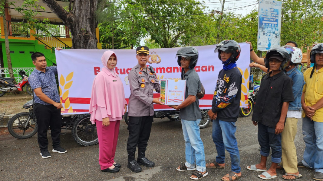 Polres Langsa Bagikan 125 Paket Sembako Bagi Warga Terdampak Kenaikan Harga Sembako