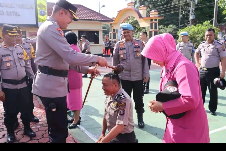 Kapolres Mandailing Natal AKBP H.M Reza Pimpin Upacara Kenaikan Pangkat