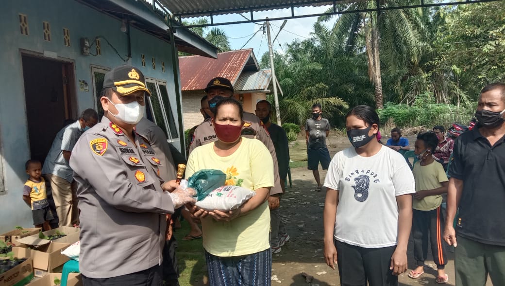 Kapolres Batu Bara Kunjungi Kampung Nainggolan Beri Bibit Terong Dan 150 Sembako