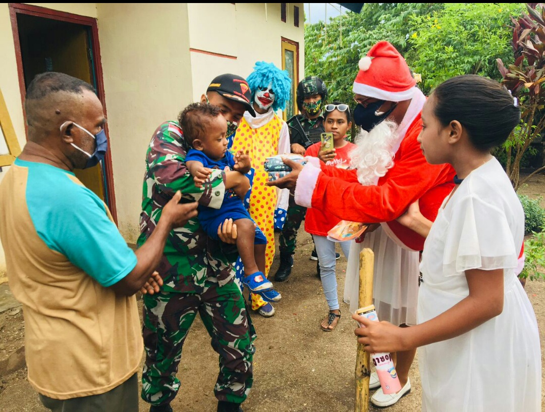 Prajurit Satgas Yonif 125/Simbisa Bersama Sinterklas Bagikan Kado Natal
