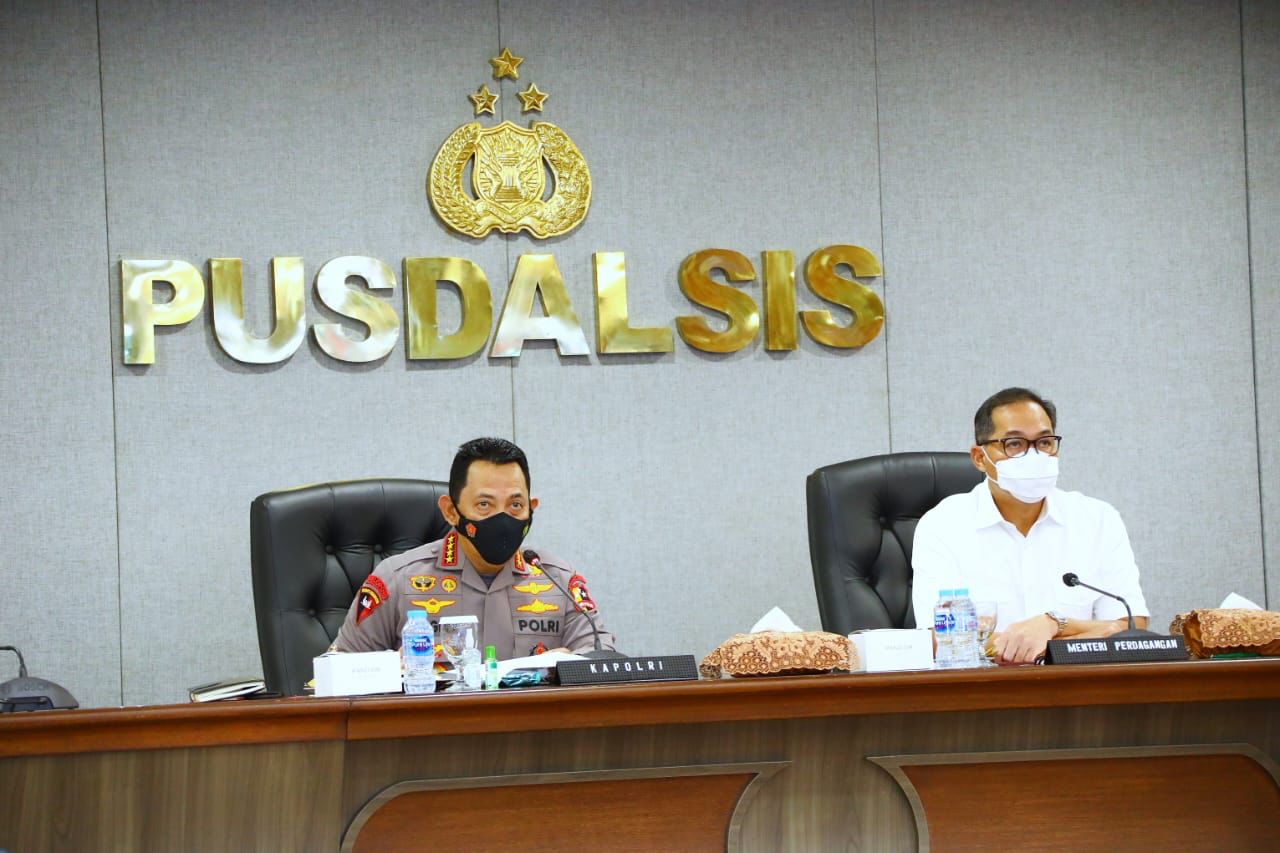 Kapolri Instruksikan Kapolda Pastikan Minyak Goreng Tersedia di Pasar Tradisional dan Modern 