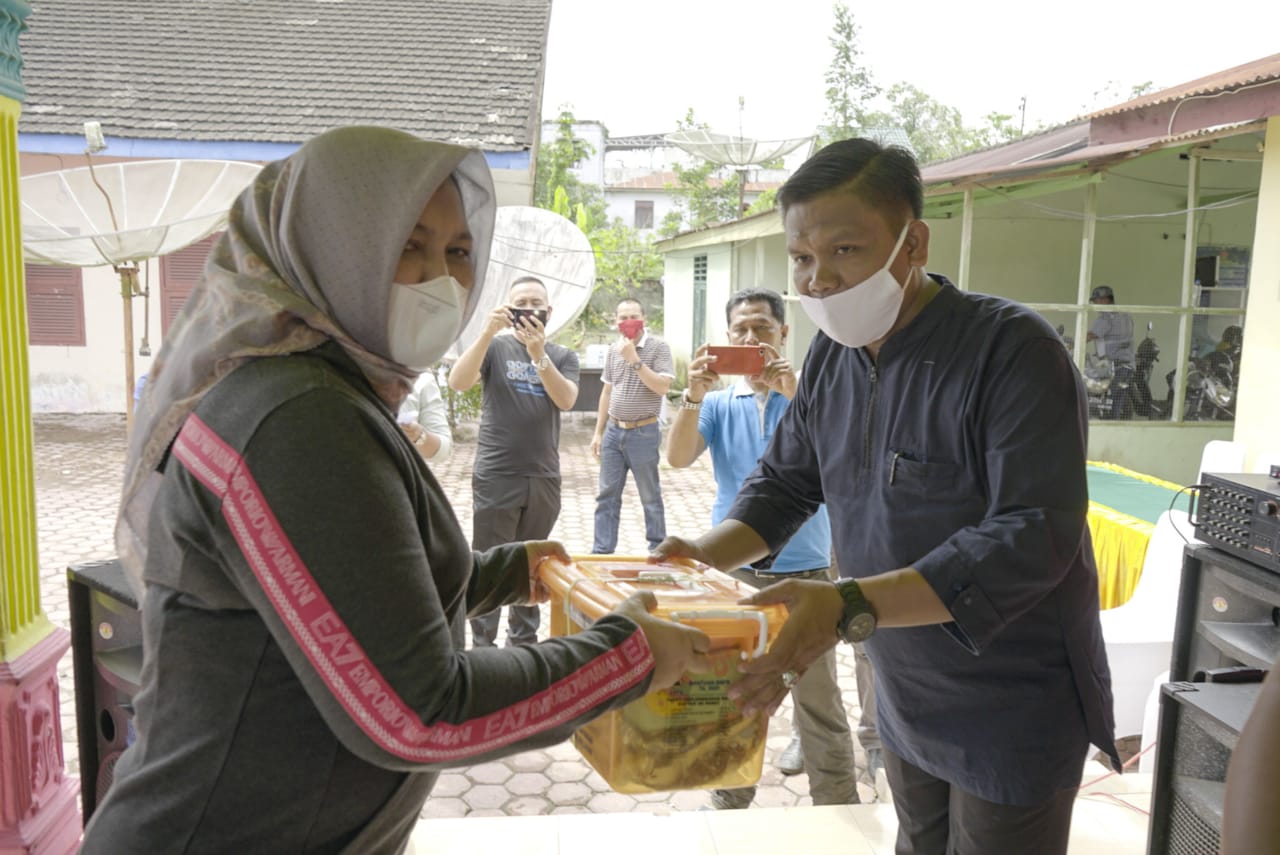Ketua Tim Penggerak PKK Sumatera Utara Berikan Bantuan Untuk Korban Banjir Di Asahan