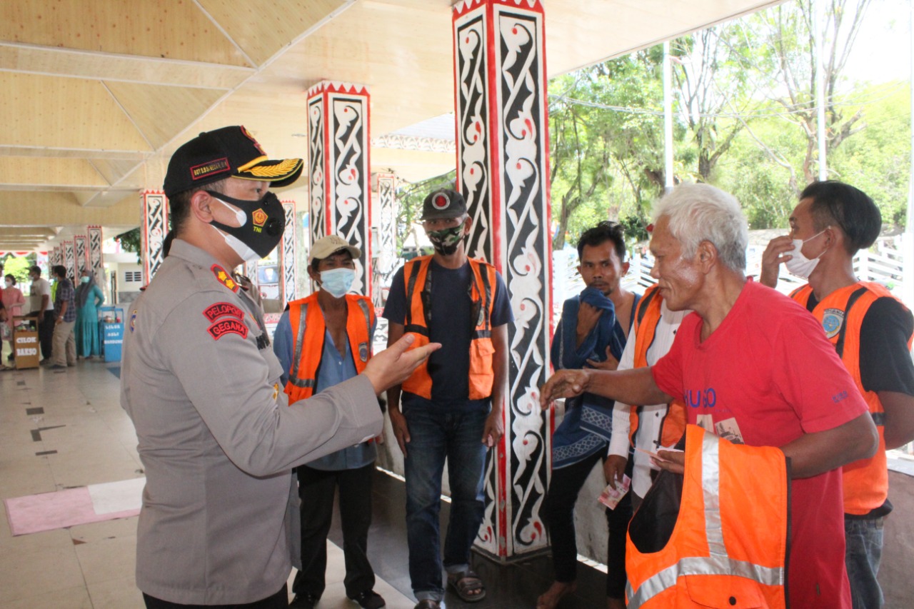 Kapolres Pematangsiantar Salurkan Bansos Kapoldasu kepada Pedagang Keliling dan Petugas Parkir