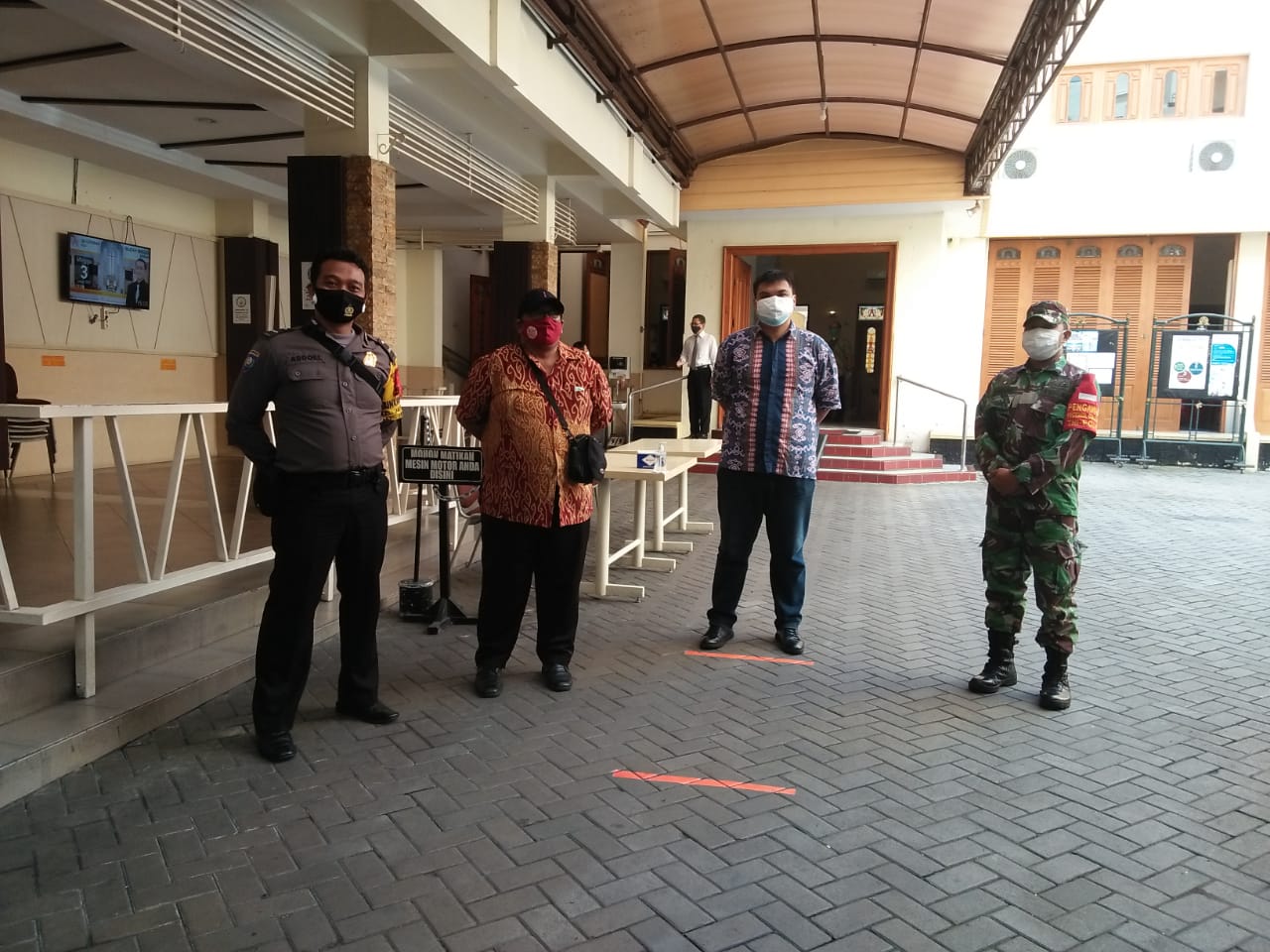Sertu Rohmad Laksanakan Pengamanan Sambil Terapkan PPKM di GKJ Coyodun Jayengan
