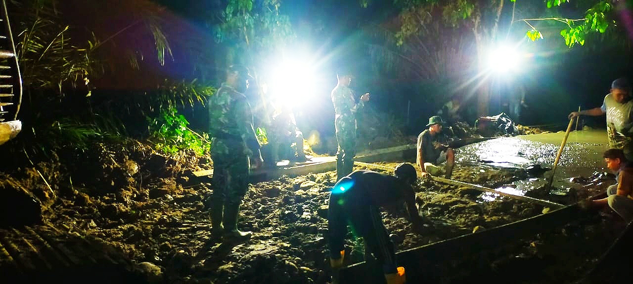 Rampungkan Jalan Cor Beton, Satgas TMMD Kodim 0204/DS Bekerja Tak Kenal Waktu 