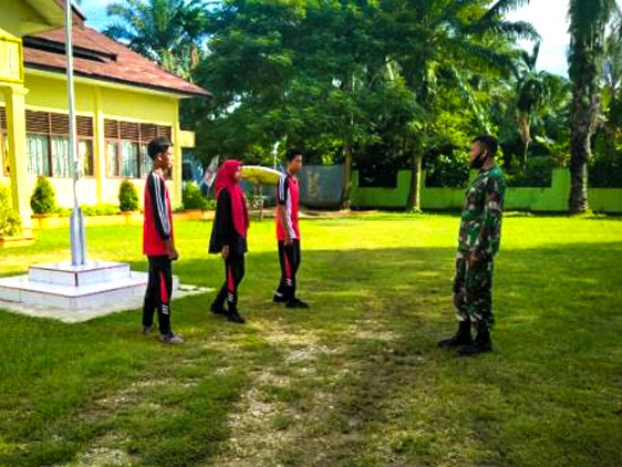 Babinsa Ramil 03/Rts Latih Paskibra untuk Sukseskan HUT RI ke-75,