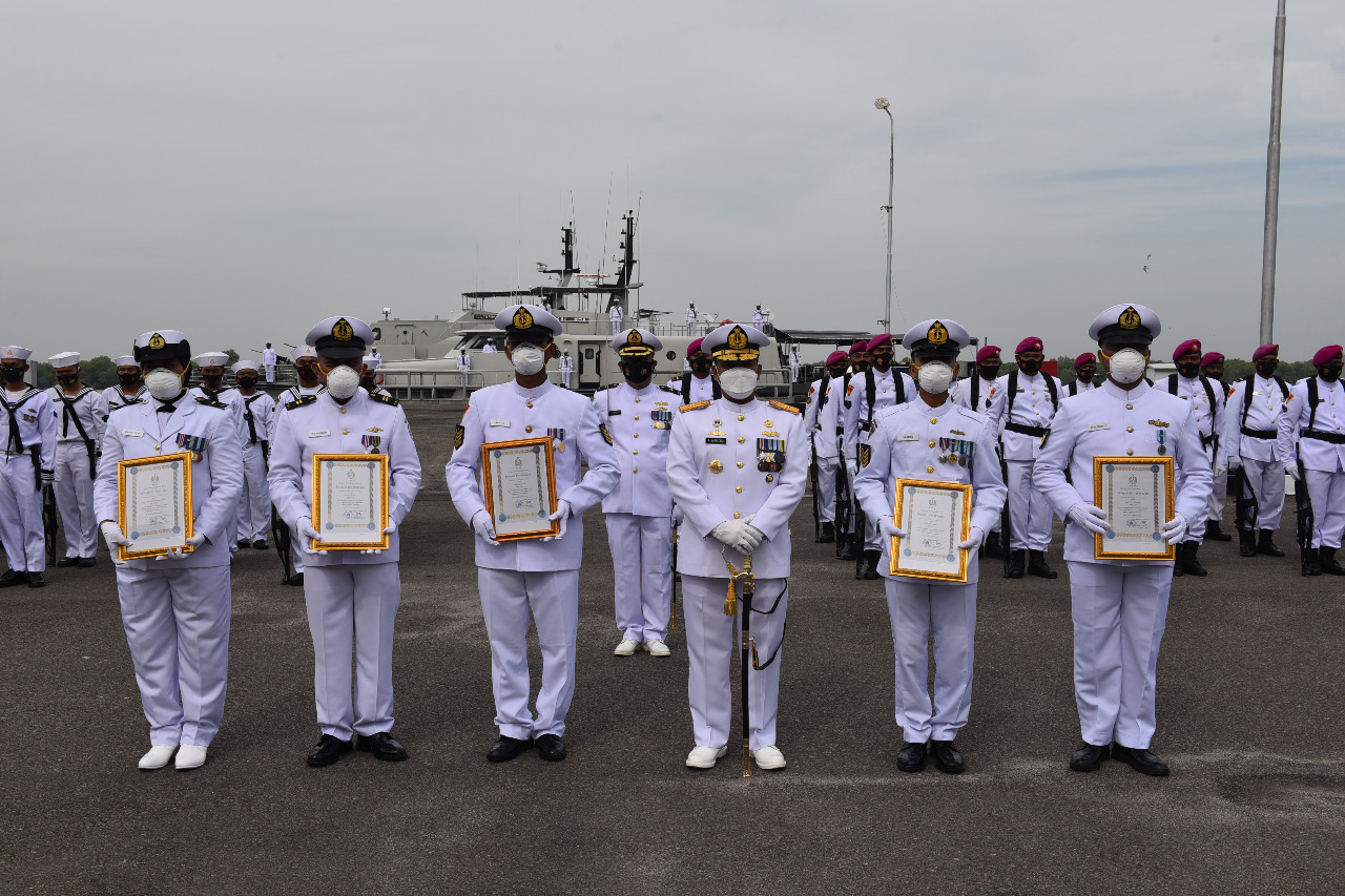 Kasal Serahkan Tali Asih Kepada 6 Personel Lantamal I Purna Tugas