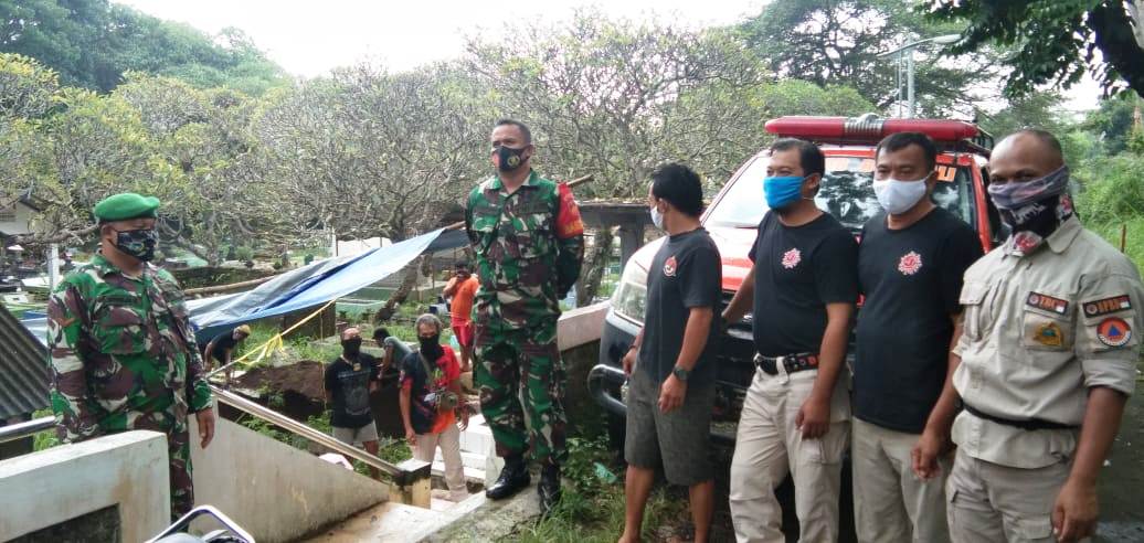 Babinsa Larang Warga Mendekati Pemakaman