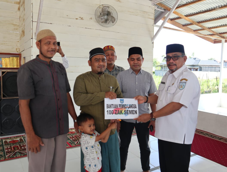Pemko Langsa Serahkan Bantuan Untuk Pembangunan Dayah Rahmatul Huda