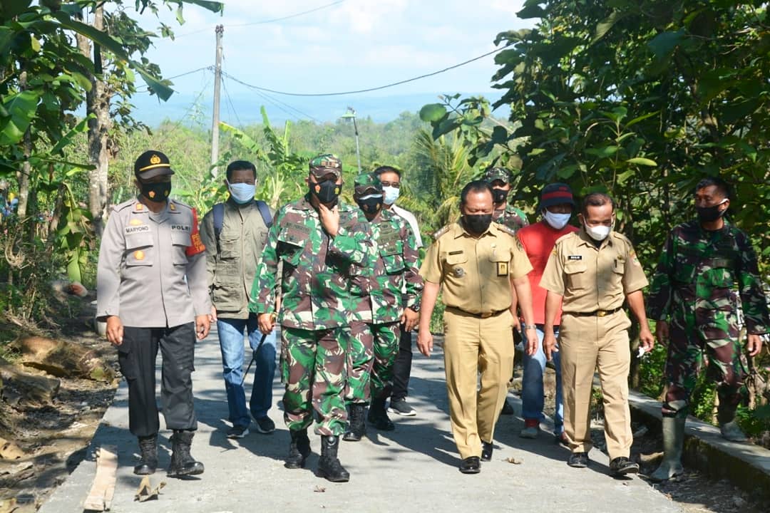 Dandim Boyolali Tinjau Dan Bagikan Paket Sembako Di Lokasi TMMD