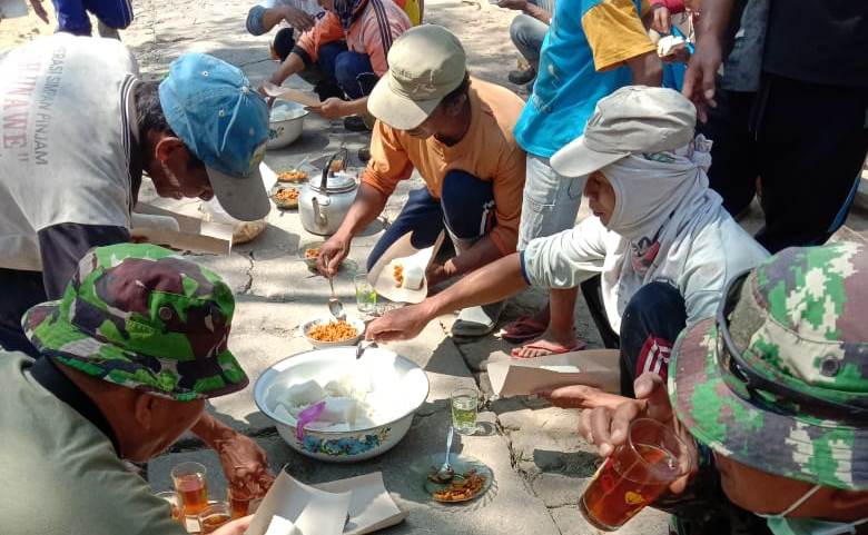 Warga Desa Sangup: Kalau Tidak ada TMMD, Kami Tidak Akan Bisa Kerja dan Makan Bersama TNI