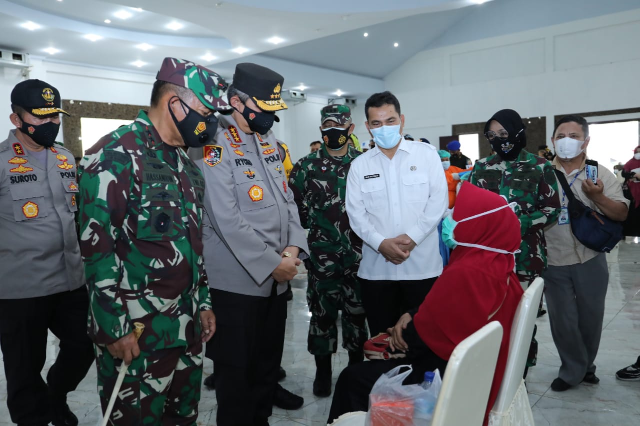 Kapolda Sumut dan Kalemdiklat Polri Tinjau Vaksinasi di Asrama Haji