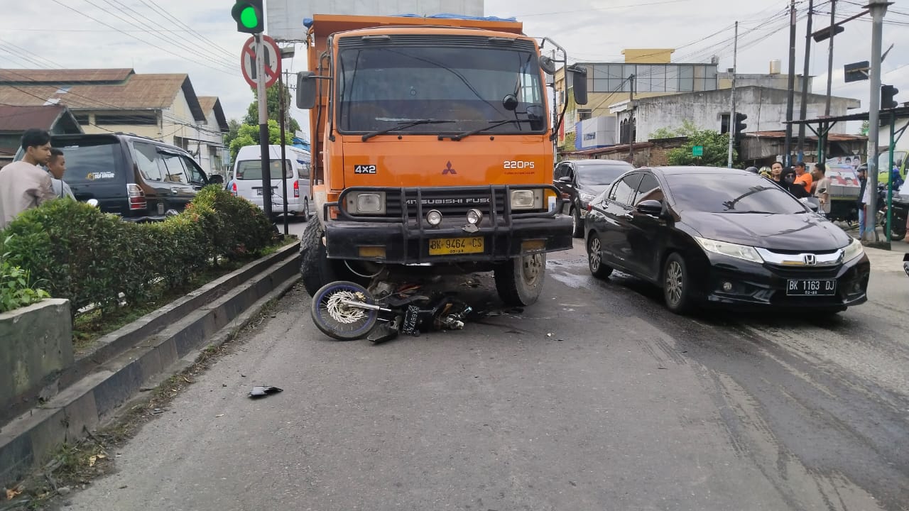 Naas, Lakalantas Dump Truk Vs Sepeda Motor Di Perempatan Km 19 Binjai Makan Korban Jiwa