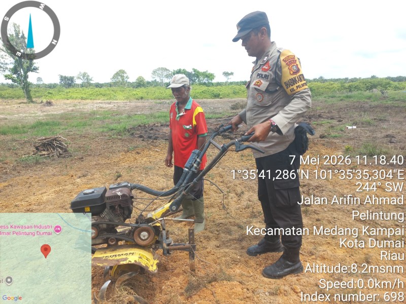 Program Cinta Petani, Bhabinkamtibmas Pelintung Pantau Tanaman Kacang Tanah Dukung Ketahanan Pangan