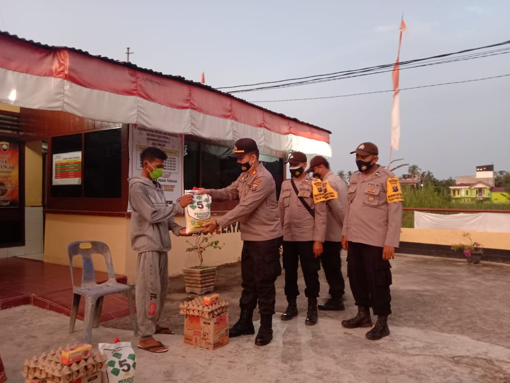 50 Orang Masyarakat di  Wilayah Hukum Polsek Panai Tengah Mendapat Bantuan Sembako