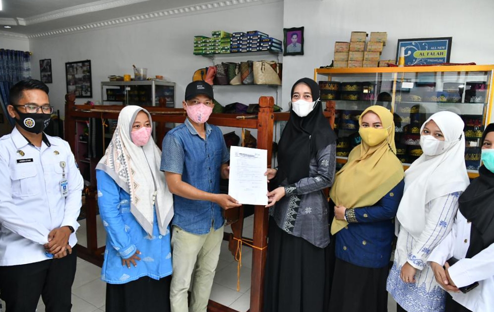Ketua Dekranasda Batu Bara Serahkan Bantuan Alat Tenun Kepada 20 Pengrajin