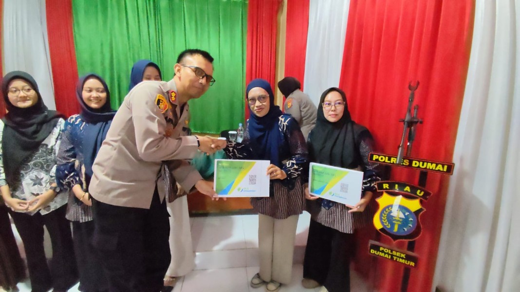 Kapolres Dumai Serahkan BPJS Ketenagakerjaan kepada PHL dan CS Di Polsek Dumai Timur