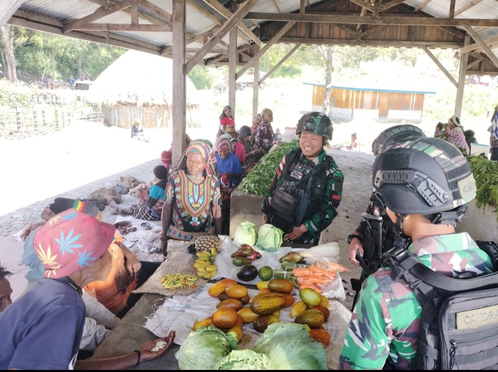 Satgas Yonif R 142/KJ Anjangsana ke Pasar Bolakme dan Borong Hasil Bumi Mama Papua