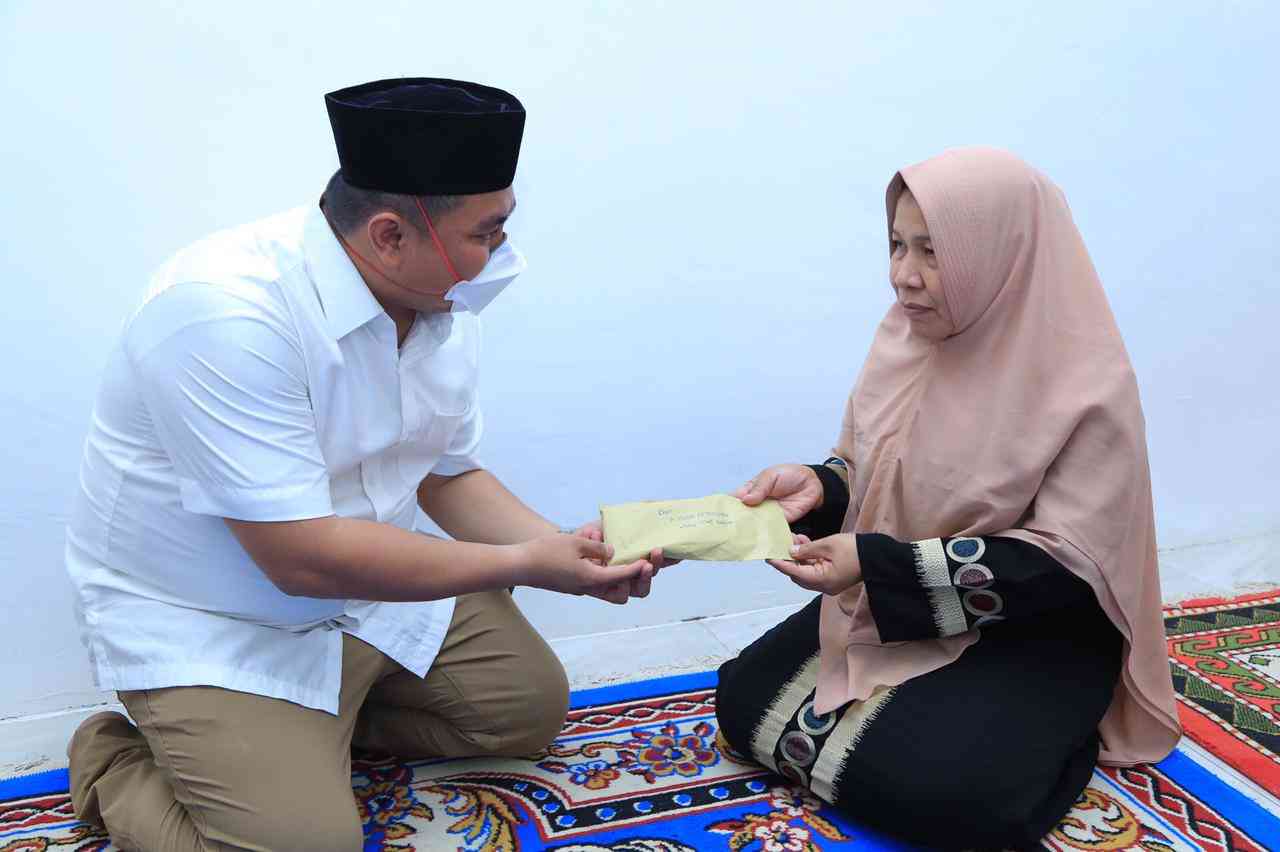 Bupati Labura serahkan tali asih dari Ketua IPHI Sumut kepada Keluarga Alm.Aminurrasyid Aruan