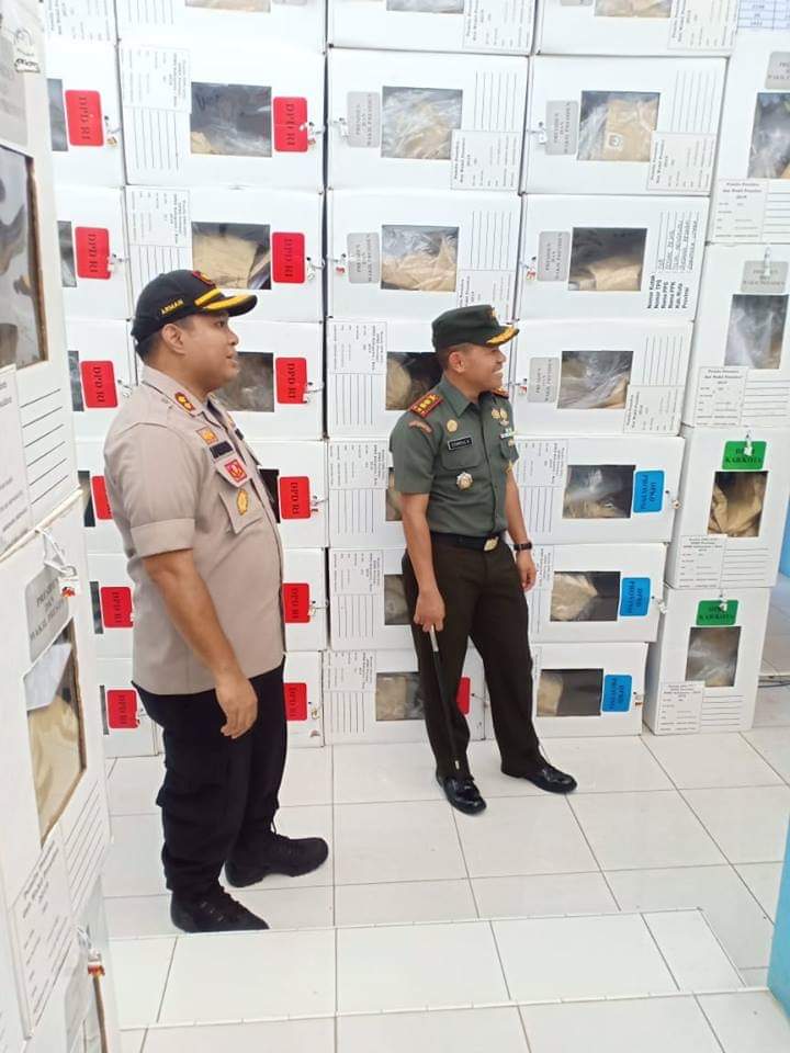 Kapolres Sergai bersama Dandim 0204/DS Tinjau Kotak Suara dan Dokumen di Aula Camat Teluk Mengkudu