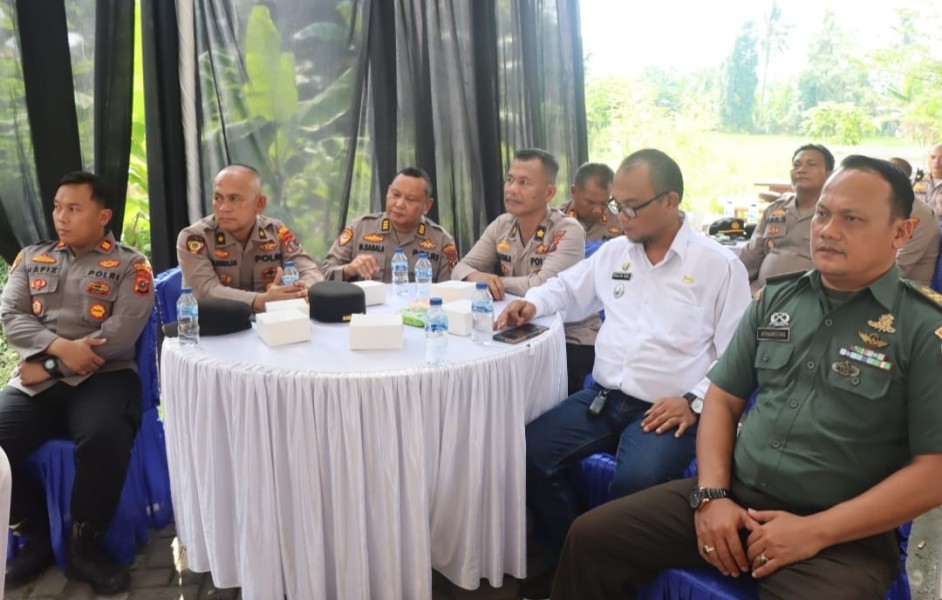 Sambut HUT Bhayangkara, Polresta Deli Serdang Salurkan Air Bersih dan Bagikan Sembako Pada Warga