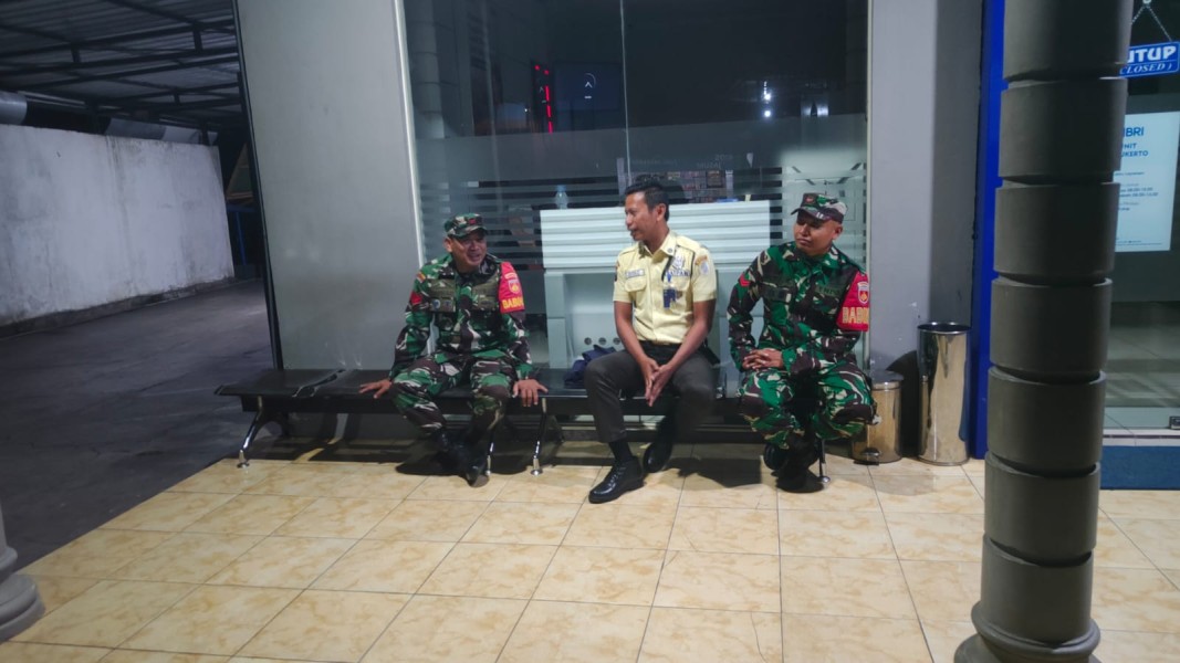 Jaga Kamtibmas, Babinsa Koramil Bulukerto Laksanakan Patroli Malam