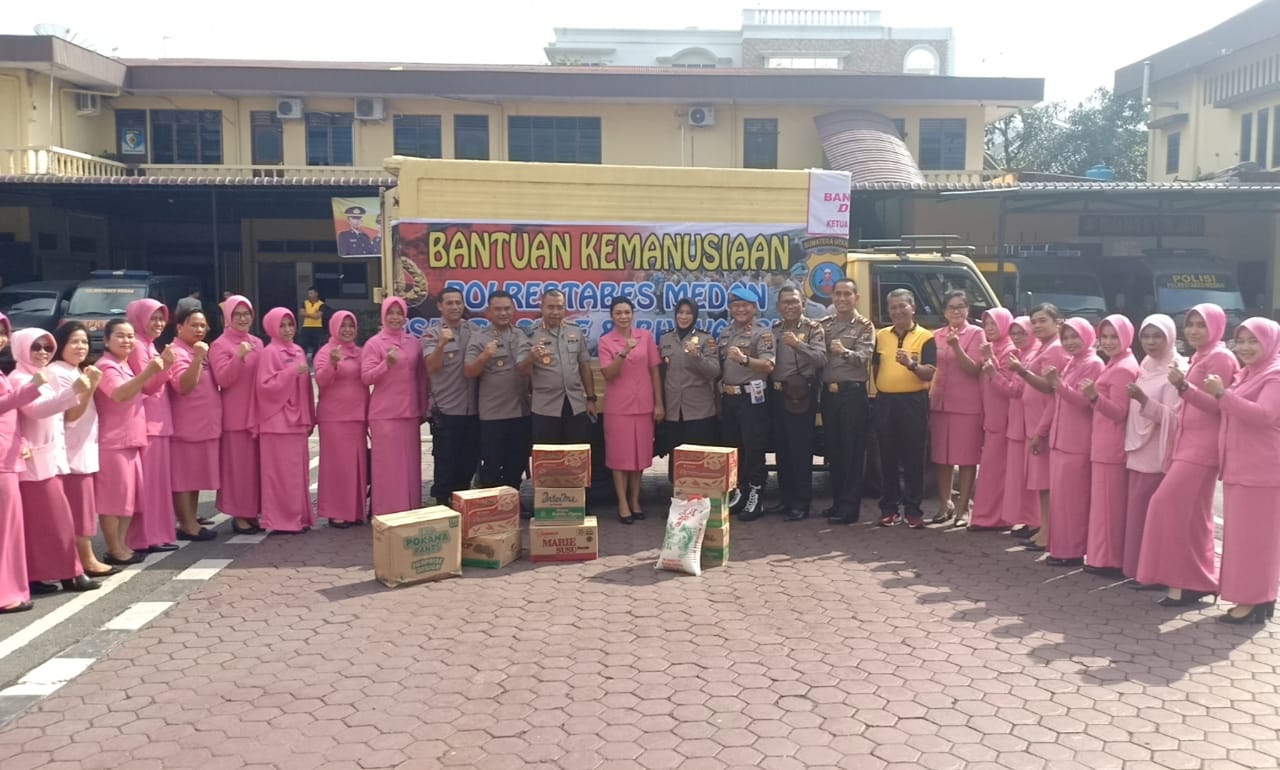 Kapolrestabes Medan Kombes Pol Johhny Eddison Isir Santuni Korban Bencana Banjir Bandang