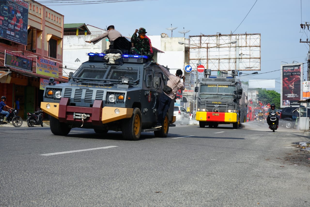 Lakukan Penyemprotan, Tim Gugus Tugas Percepatan Penanganan Covid - 19 Asahan  Kerahkan Water Canon 