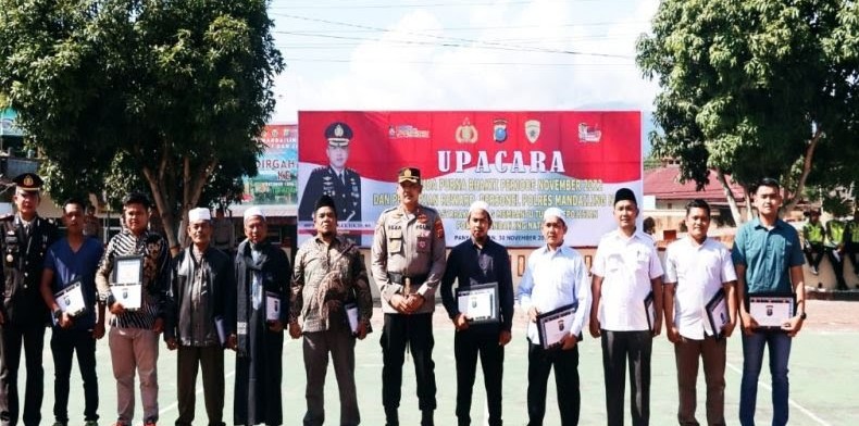 Kapolres Madina Berikan Reward kepada Personil dan Masyarakat
