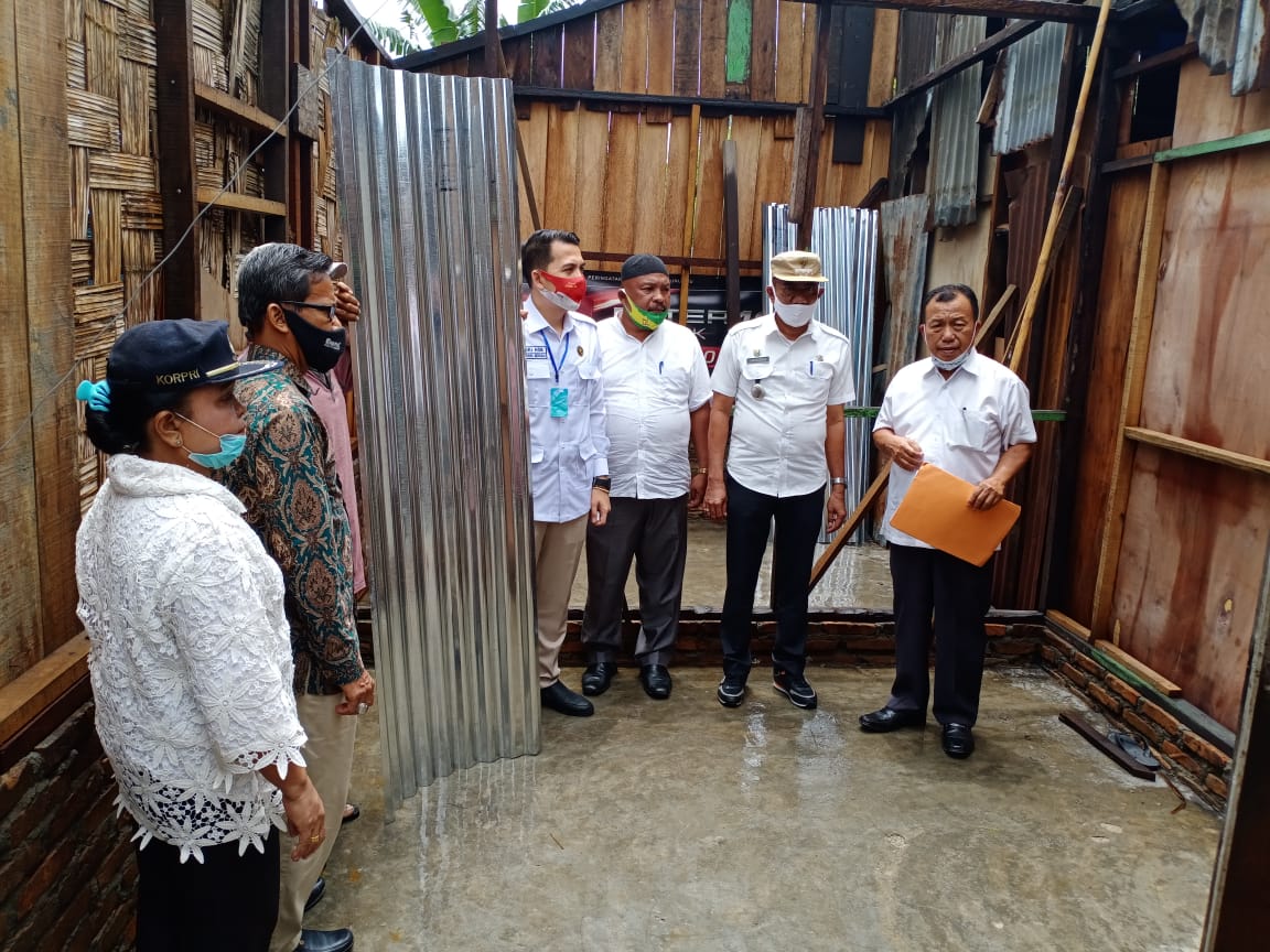 2 Korban Angin Puting Beliung Dapat Bantuan Ketua DPRD Sergai Bersama BPBD