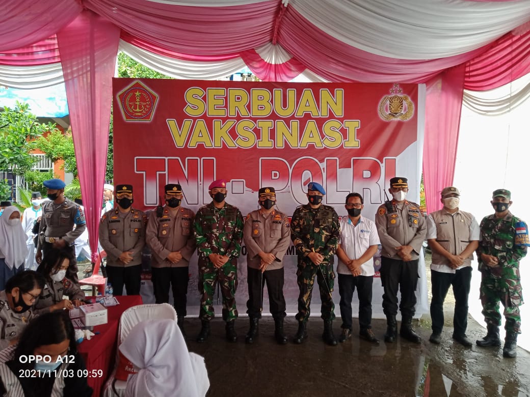Bersama TNI, Kapolres Pelabuhan Belawan Hadiri Vaksinasi 1000 Vaksin Di SMK Budi Agung Belawan