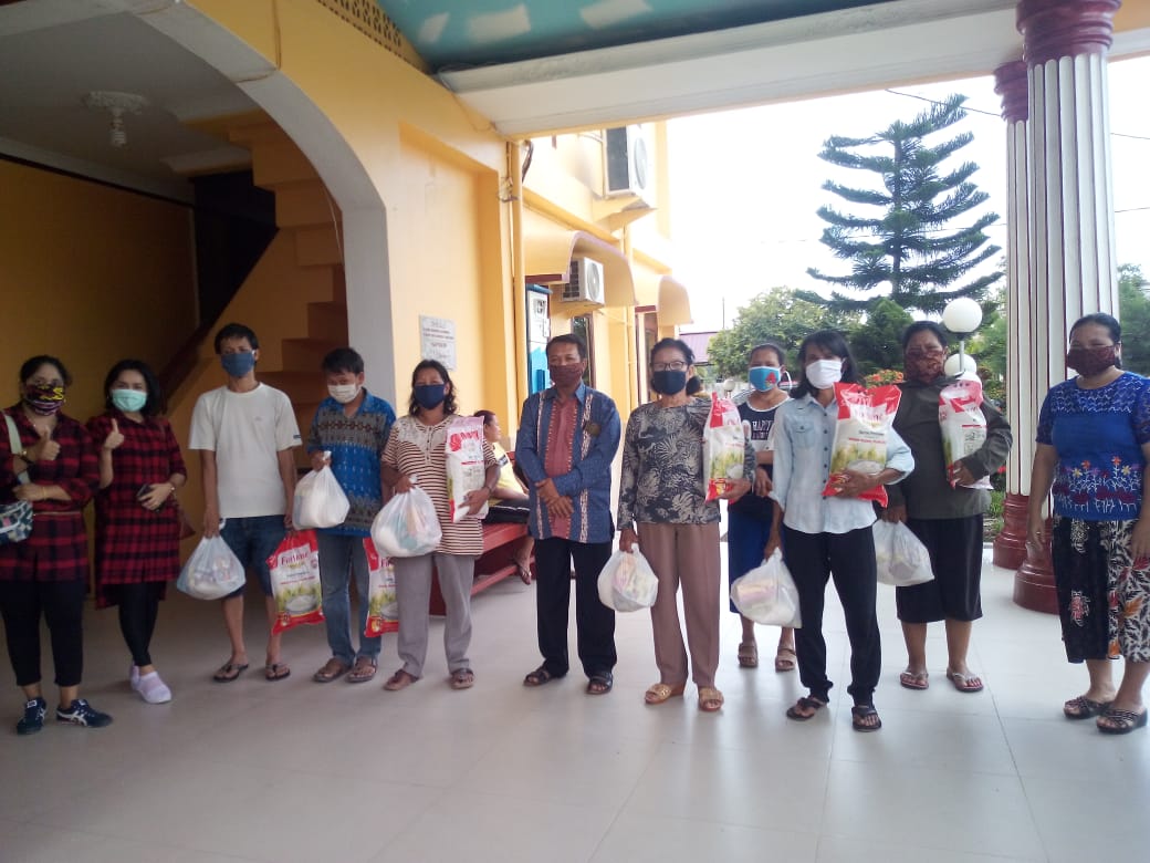 PWP wilayah RU II salurkan bantuan kepada beberapa gereja yg ada diDumai  Covid 19
