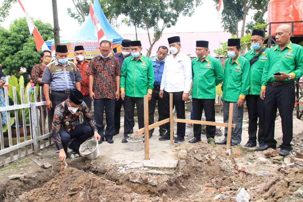 Wakil Bupati Labura, meletakkan batu pertama pembangunan Musholla Al Ikhlas SDN 114342