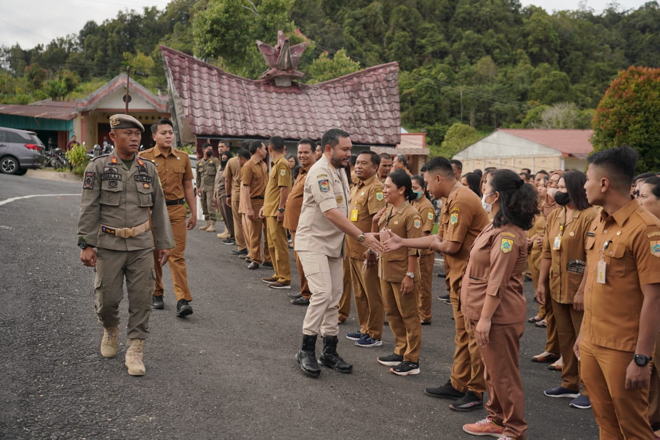 Bupati Pakpak Bharat, Franc Bernhard Tumanggor memimpin Apel Perdana tahun 2023