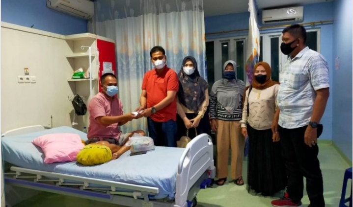 Peduli dengan Kesehatan Anggota, Kapolsek Patumbak Jenguk Aiptu Lasimo Di RSU Delima Martubung