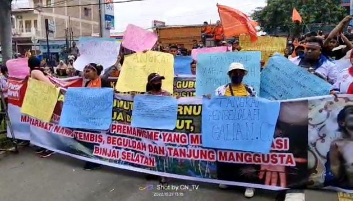Ratusan Warga Beguldah Demo Ke Poldasu, Resah Diteror Preman dan Aktivitas Galian C Ilegal