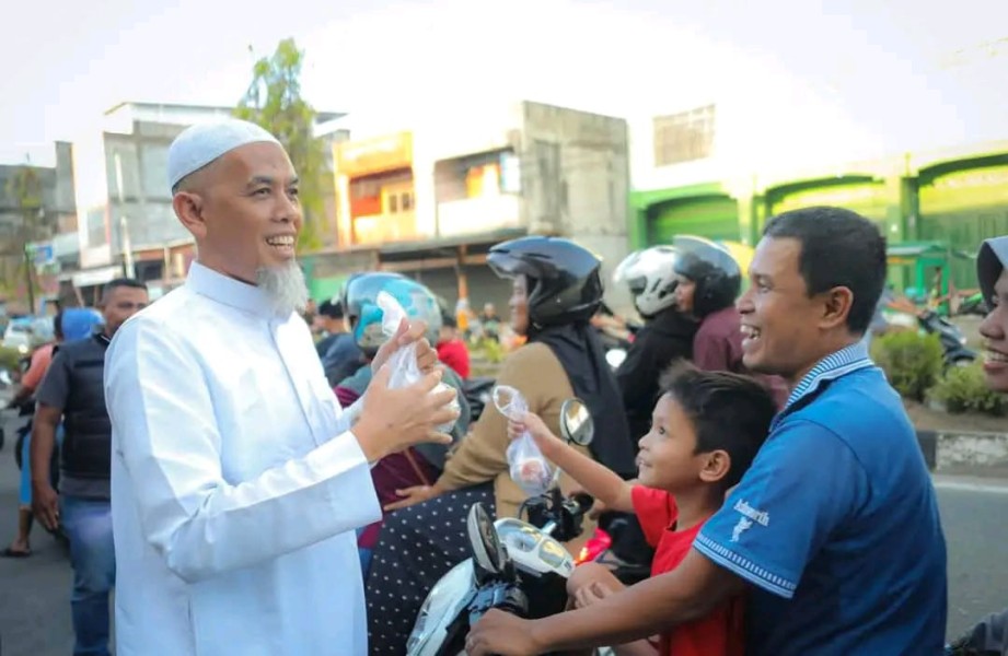 Semarak Ramadan, Wali Kota Dumai Borong Takjil UMKM Dibagikan Gratis untuk Warga