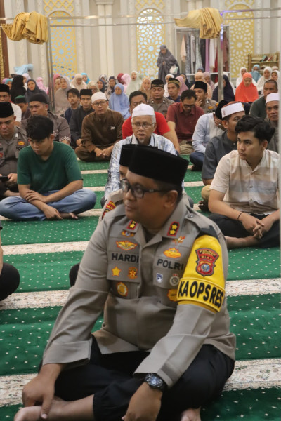 Kapolres Dumai Melaksanakan Sholat Tarawih Berjamaah Bersama Masyarakat Mesjid Muslimin