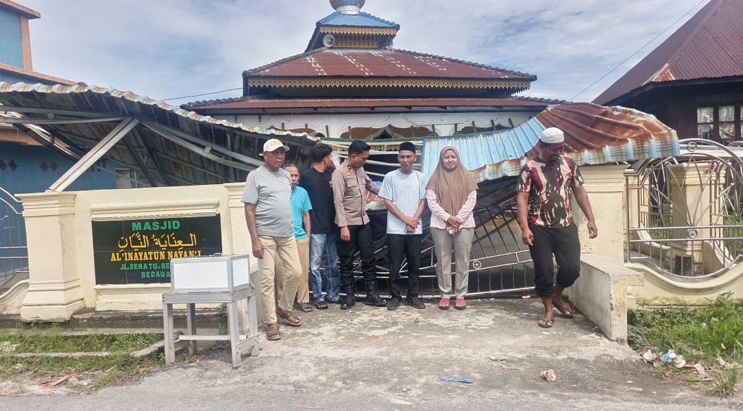 Gotong Royong Satukan Warga Usai Kanopi Masjid Al’ Inayatun Ambruk