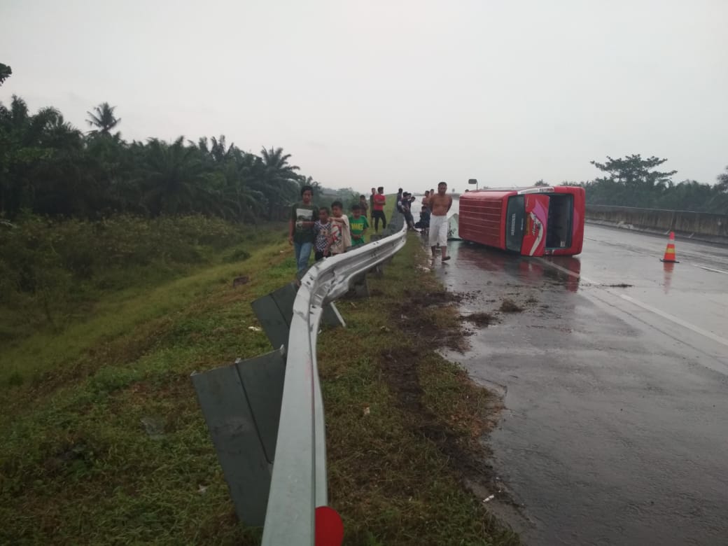 Tabrak Pembatas Jalan Tol, Bus Almasar Terguling, Satu Penumpang Luka