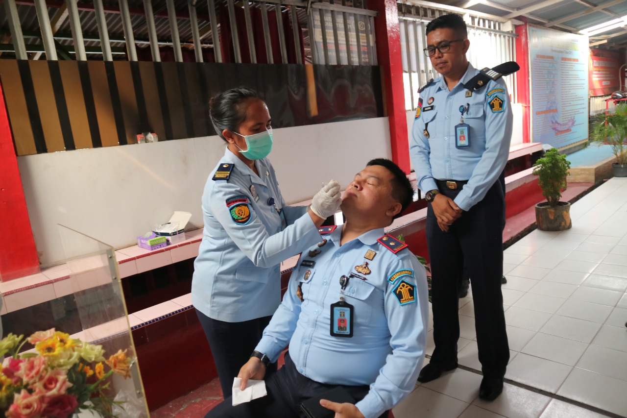 Antisipasi Meningkatkan Penyebaran Covid-19,  Rutan Dumai Laksanakan Tes Swab Bagi Petugas