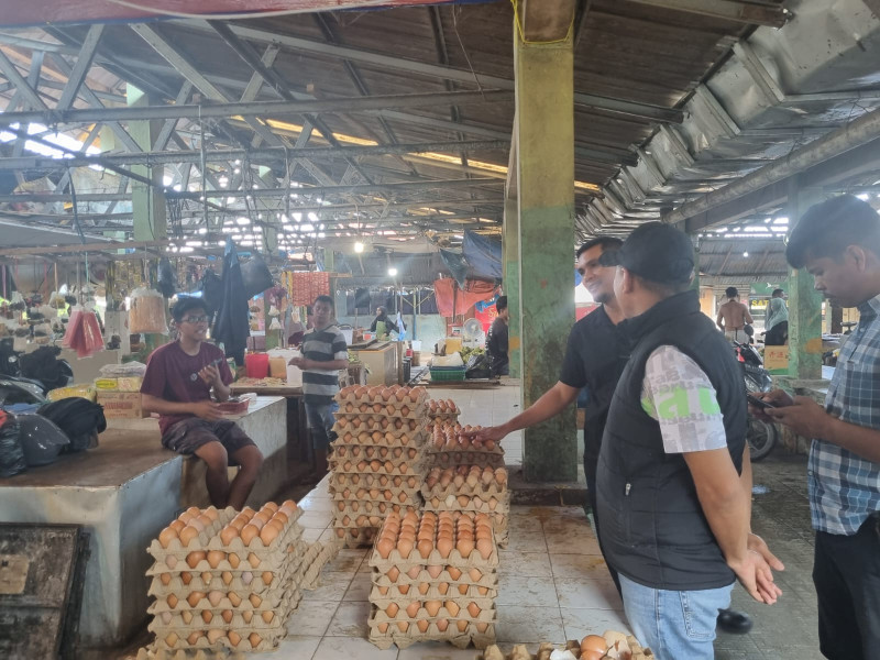 Kapolres Dumai Didampingi Oleh Kanit Tipitder Meninjau dan Mengamati Pencegah harga pasar